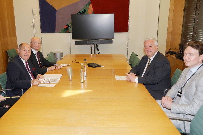 Aussprache zwischen Sir Oliver Heald MP (2.von rechts) und Nationalratspräsident Wolfgang Sobotka (ÖVP) (links)
