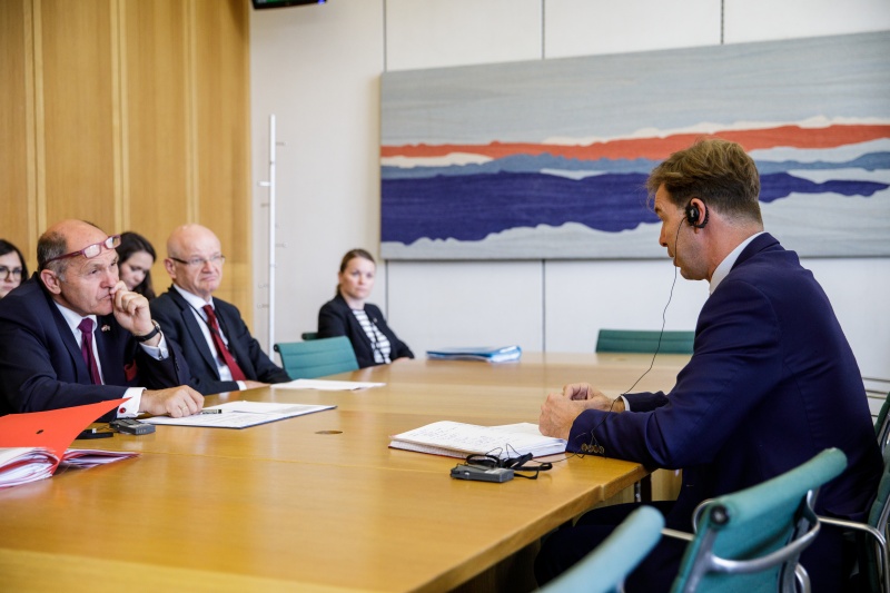 Aussprache mit Tobias Ellwood MP. Linke Tischhälfte: Österreichische Delegation unter der Leitung von Nationalratspräsident Wolfgang Sobotka (ÖVP). Rechte Tischhälfte: Tobias Ellwood MP