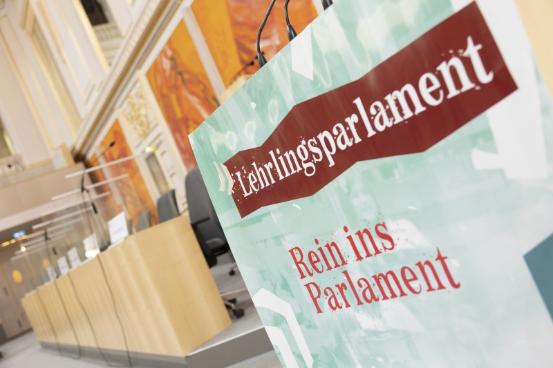 Lehrlingsparlament, Plakat im Großen Redoutensaal