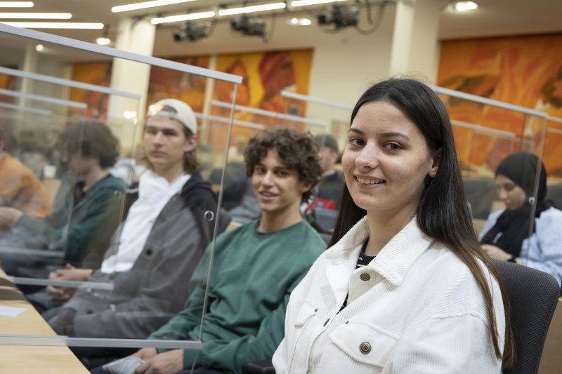 Abgeordnete zum Lehrlingsparlament im Sitzungssaal