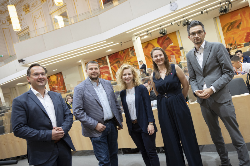 Gruppenfoto, von links: Nationalratsabgeordneter Andreas Minnich (ÖVP), Nationalratsabgeordneter Peter Schmiedlechner (FPÖ), Nationalratsabgeordnete Eva Maria Holzleitner (SPÖ), Nationalratsabgeordnete Katharina Werner (NEOS), Nationalratsabgeordneter Süleyman Zorba (GRÜNE)