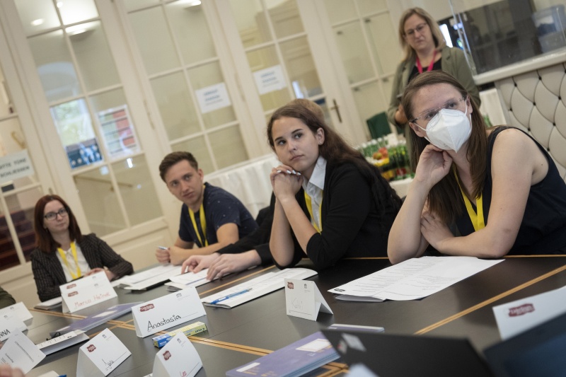 Klubsitzung gelber Klub, links: NationalratsabgeordneteKatharina Werner (NEOS)