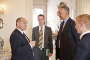 Austausch mit Anthony Smith (2. von rechts), Chief Executive der Westminster Foundation for Democracy und Nationalratspräsident Wolfgang Sobotka (links)