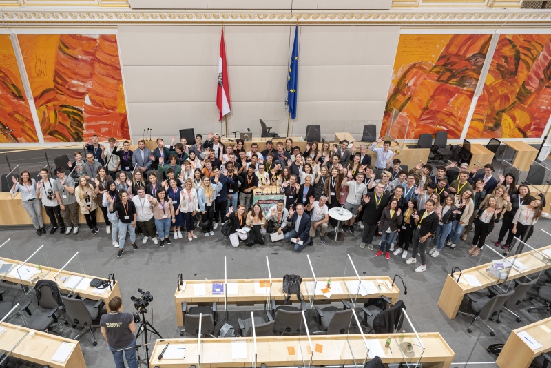 Gruppenfoto mit den teilnehmenden Lehrlingen und Begleitpersonen