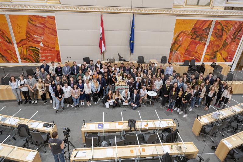 Gruppenfoto mit den teilnehmenden Lehrlingen und Begleitpersonen