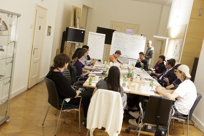 Teilnehmer:innen bei der Klubsitzung