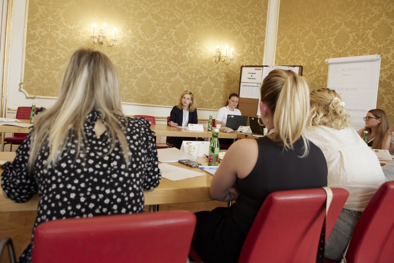 Teilnehmer:innen bei der Klubsitzung