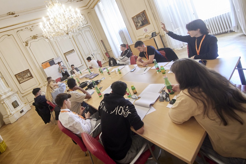 Teilnehmer:innen bei der Klubsitzung