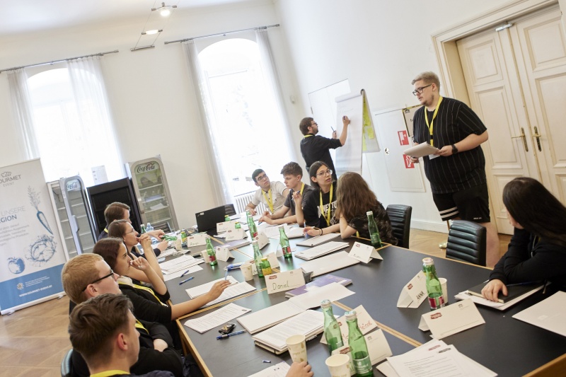 Teilnehmer:innen bei der Klubsitzung