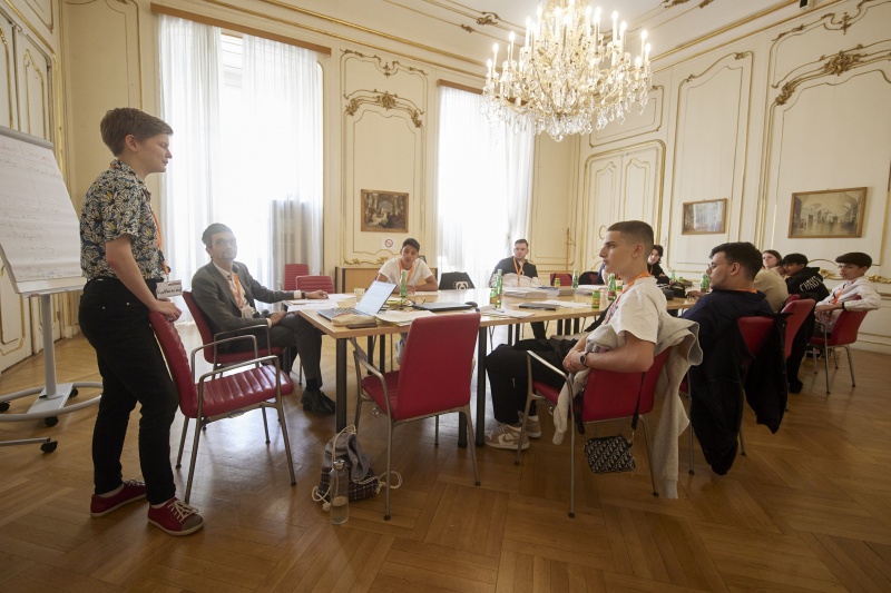 Teilnehmer:innen bei der Klubsitzung