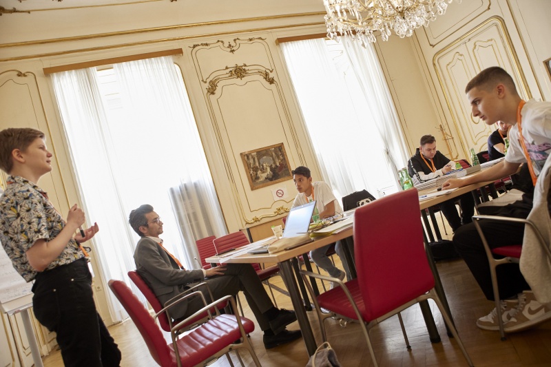 Teilnehmer:innen bei der Klubsitzung