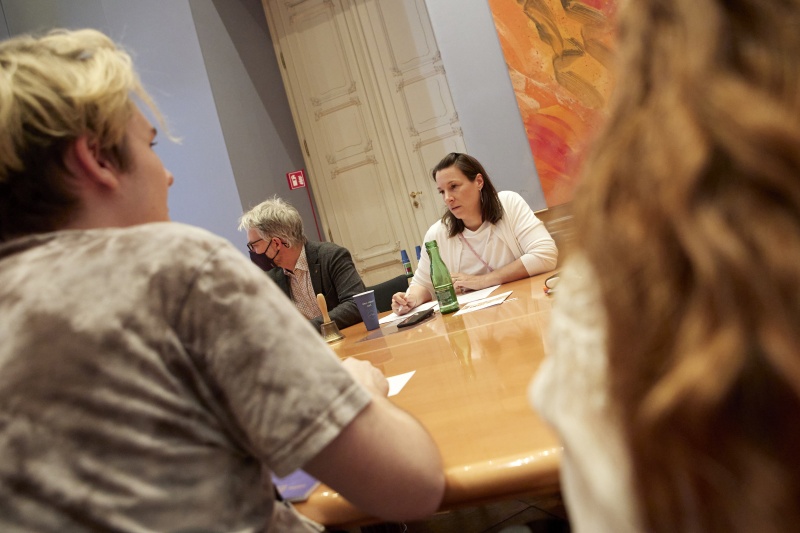 Teilnehmer:innen bei der Ausschusssitzung