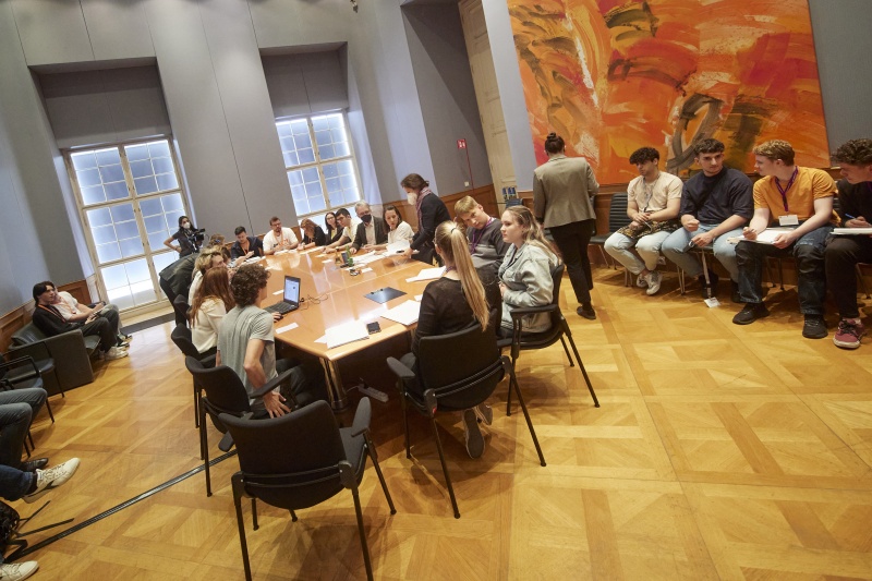 Teilnehmer:innen bei der Ausschusssitzung