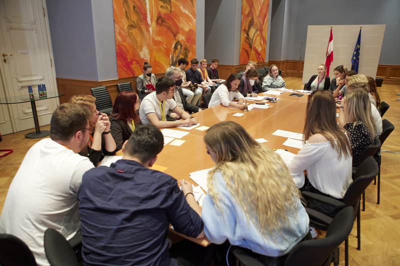 Teilnehmer:innen bei der Ausschusssitzung