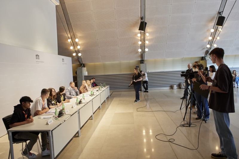 Teilnehmer:innen beim Pressegespräch