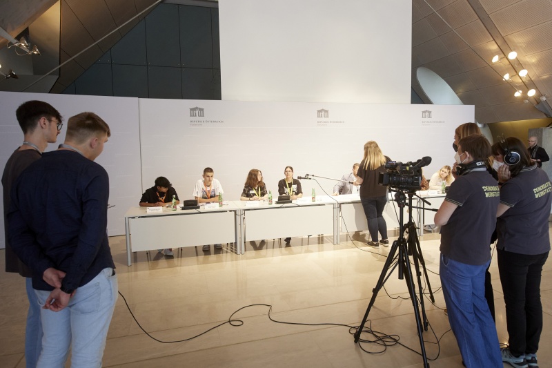 Teilnehmer:innen beim Pressegespräch