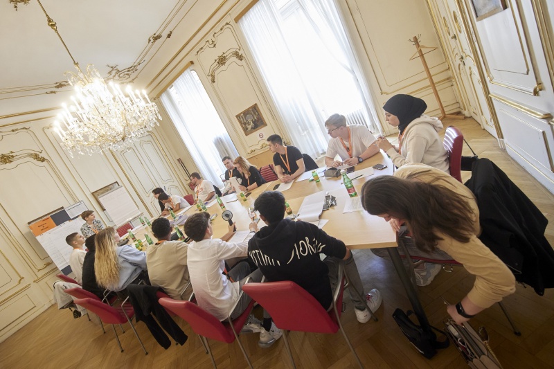 Teilnehmer:innen bei der Klubsitzung