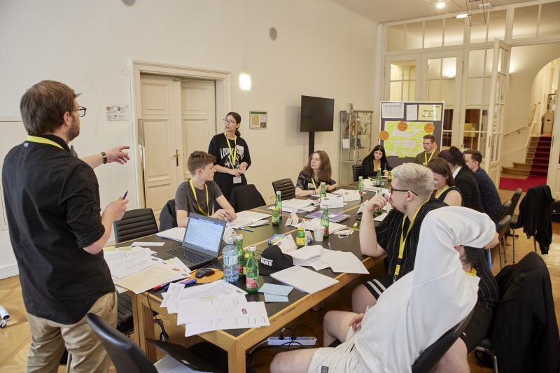 Teilnehmer:innen bei der Klubsitzung