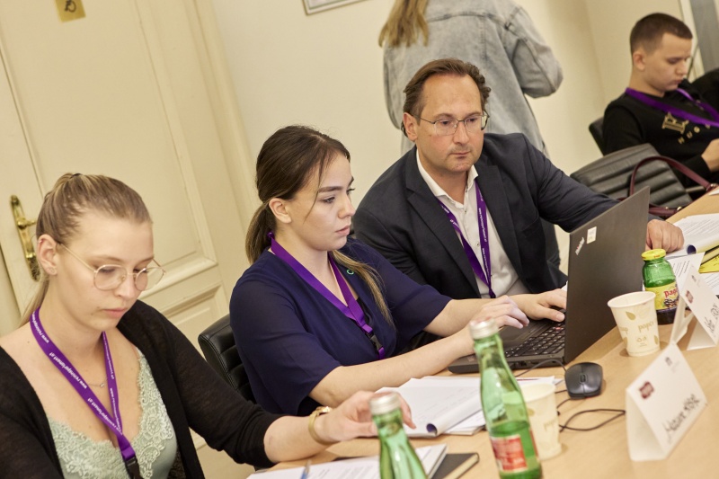 Teilnehmer:innen bei der Klubsitzung