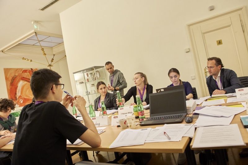 Teilnehmer:innen bei der Klubsitzung