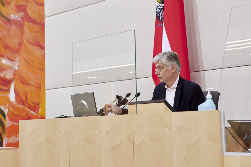 Parlamentsdirektor Harald Dossi am Präsidium