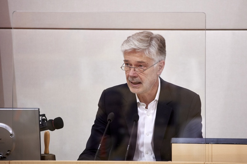 Parlamentsdirektor Harald Dossi am Präsidium