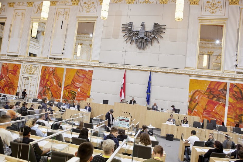 Parlamentsdirektor Harald Dossi am Präsidium