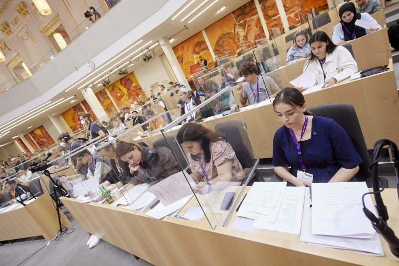 Teilnehmer:innen im Plenum