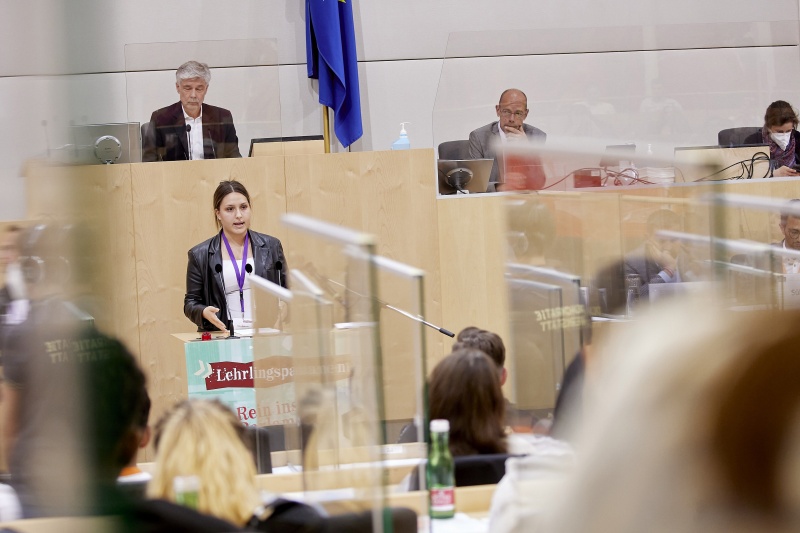 Teilnehmer:innen am Rednerpult