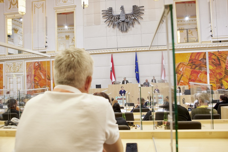 Teilnehmer:innen am Rednerpult