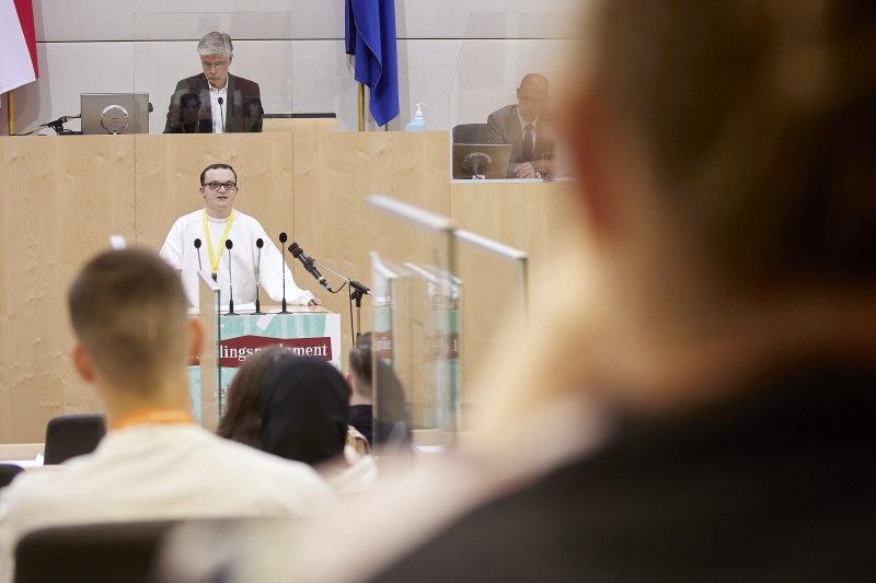 Teilnehmer:innen am Rednerpult