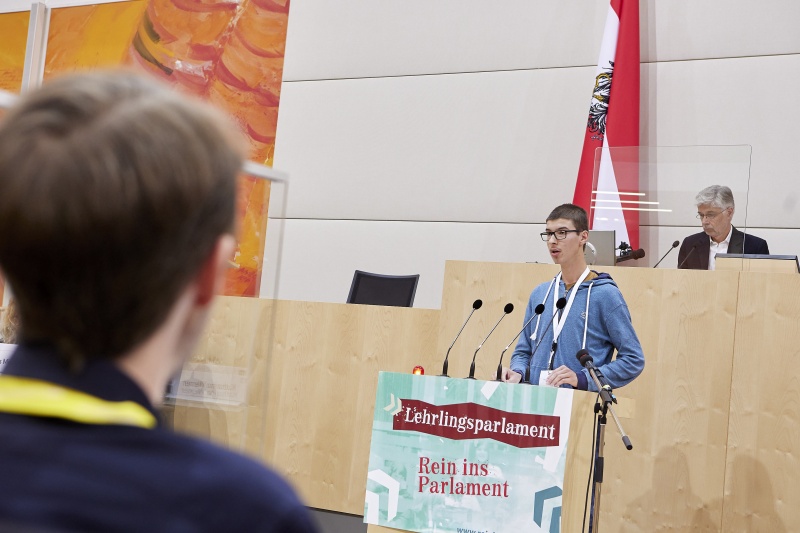 Teilnehmer:innen am Rednerpult