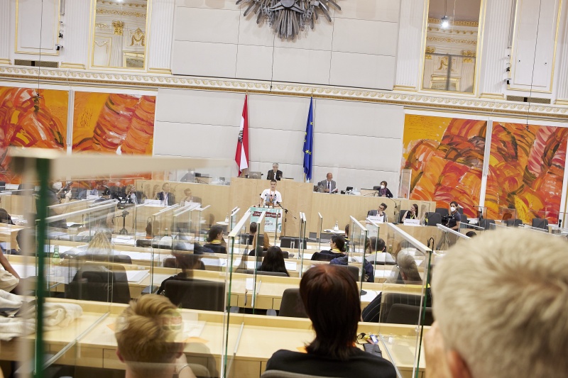 Teilnehmer:innen am Rednerpult