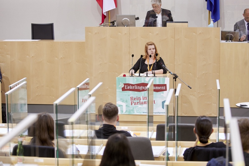 Teilnehmer:innen am Rednerpult