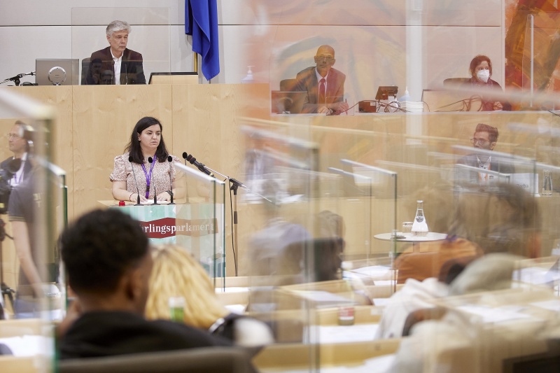 Teilnehmer:innen am Rednerpult