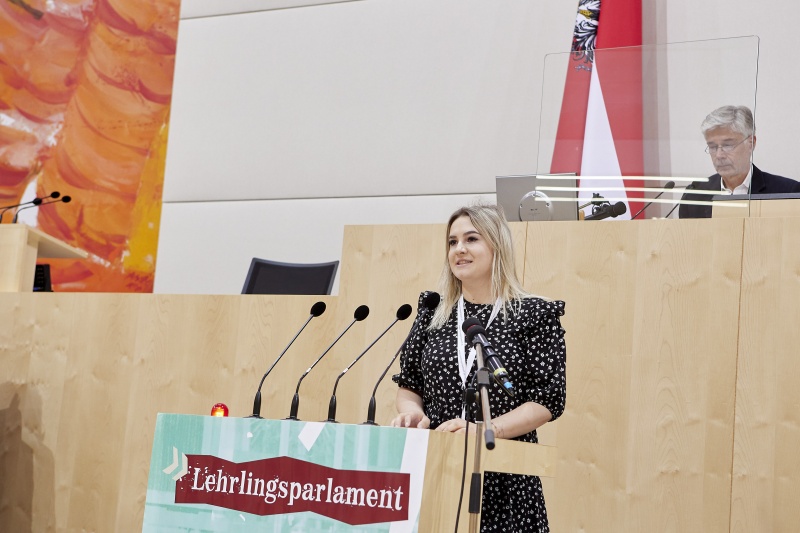 Teilnehmer:innen am Rednerpult