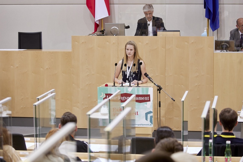 Teilnehmer:innen am Rednerpult