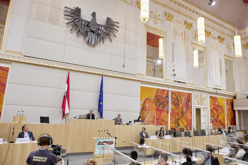 Parlamentsdirektor Harald Dossi am Präsidium