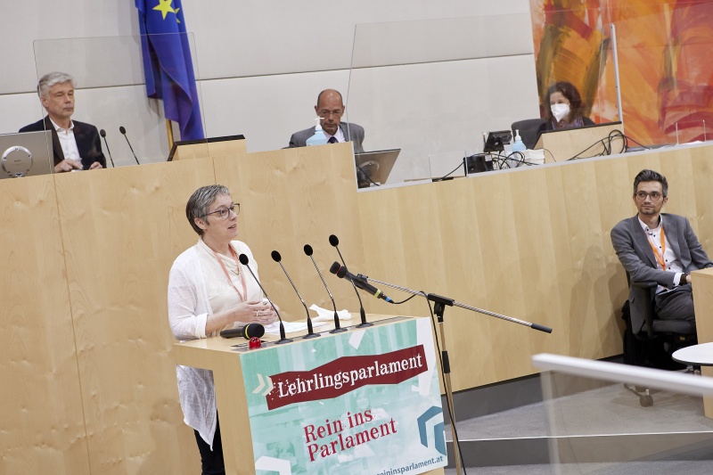 Teilnehmer:innen bei der Arbeit