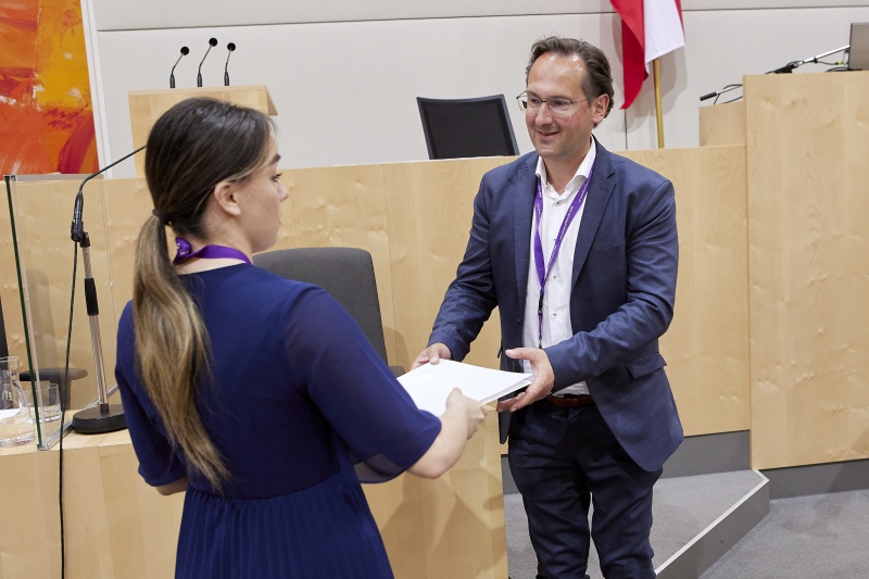 Übergabe Arbeitsunterlagen an Nationalratsabgeordneter Andreas Minnich (ÖVP)