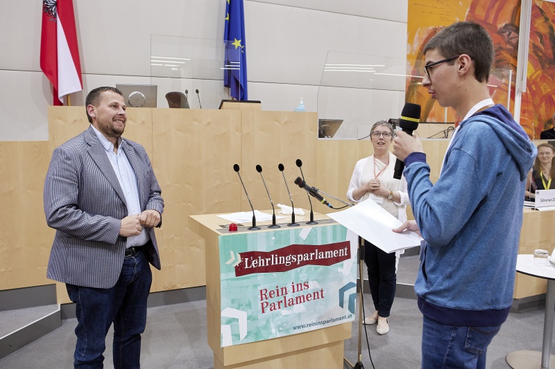 Übergabe Arbeitsunterlagen an Nationalratsabgeordneter Peter Schmiedlechner (FPÖ)