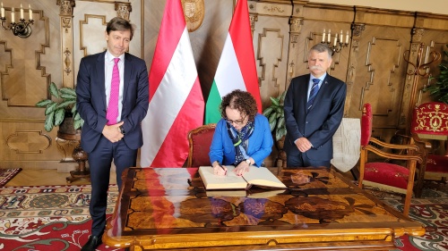 Von links: Bundesratspräsidentin Christine Schwarz-Fuchs (ÖVP) beim Eintragen in das Gästebuch, ungarischer Parlamentspräsident László Kövér