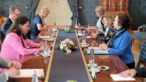 Aussprache mit der ungarischen Staatspräsidentin Katalyn Novák (links) und Bundesratspräsidentin Christine Schwarz-Fuchs (ÖVP) (rechts)