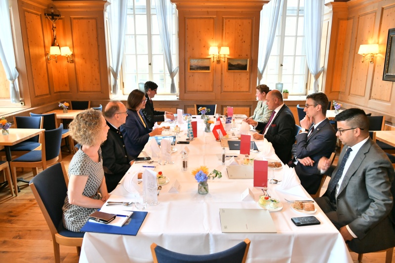 Besuch des Bayrischen Landtags. Arbeitsessen. Linke Tischhälfte: Bayrische Delegation unter der Leitung von  Landtagspräsidentin Ilse Aigner (3.von links). Rechte Tischhälfte:Österreichische Delegation unter der Leitung von Nationalratspräsident Wolfgang Sobotka (ÖVP) (3. von rechts)