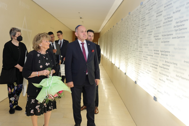 Treffen mit der Präsidentin der Israelitischen Kultusgemeinde für München und Oberbayern Charlotte Knobloch. Nationalratspräsident Wolfgang Sobotka (ÖVP) bei der Führung durch die Ohel-Jakob-Synagoge ...