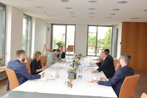 Aussprache mit der Präsidentin der Israelitischen Kultusgemeinde für München und Oberbayern Charlotte Knobloch (2.von links) und Nationalratspräsident Wolfgang Sobotka (ÖVP) (2. von rechts).