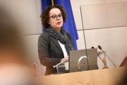 Begrüßung durch Bundesratspräsidentin Christine Schwarz-Fuchs (ÖVP) am Präsidium