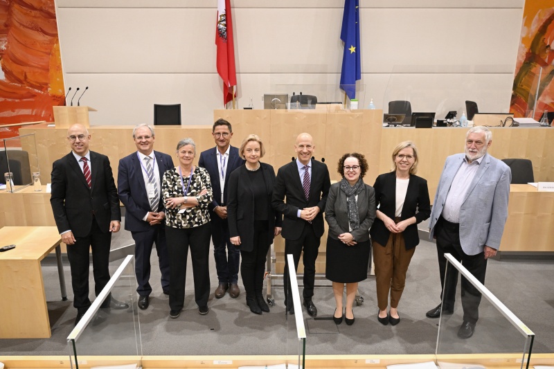 Von links: Direktor des Österreichischen Institutes für Wirtschaftsforschung Gabriel Felbermayr, Landtagspräsident Vorarlberg Harald Sonderegger, Univ.-Prof. TU Wien Sybilla Zech, Professor für Volkswirtschaftslehre und Regionalmanagement an der Hochschule für angewandtes Management Markus Lemberger, Rektorin der Universität für künstlerische und industrielle Gestaltung Linz Brigitte Hütter, Arbeitsminister Martin Kocher (ÖVP), Bundesratspräsidentin Christine Schwarz-Fuchs (ÖVP), Klimaministerin Leonore Gewessler (GRÜNE), EU-Kommissar a.D. Franz Fischler
