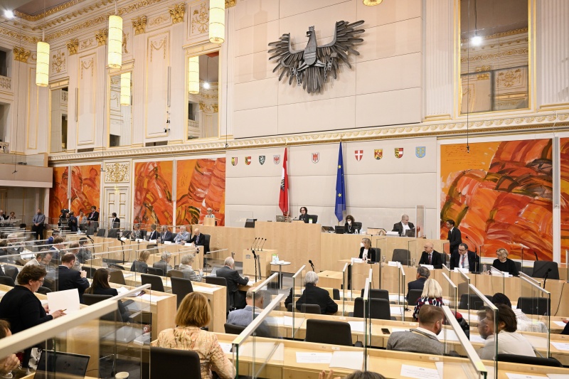 Begrüßung durch Bundesratspräsidentin Christine Schwarz-Fuchs (ÖVP) am Präsidium