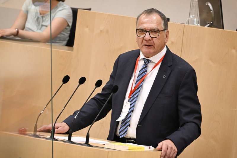 Am Rednerpult: Vizepräsident Wirtschaftskammer Österreich Matthias Krenn zum Thema ‚Die regionalen Wirtschaftsstandorte stärken‘